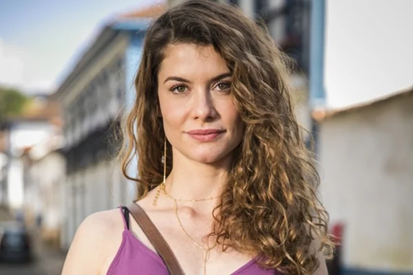 Alinne Moraes mostra foto rara do filho e encanta fãs na internet