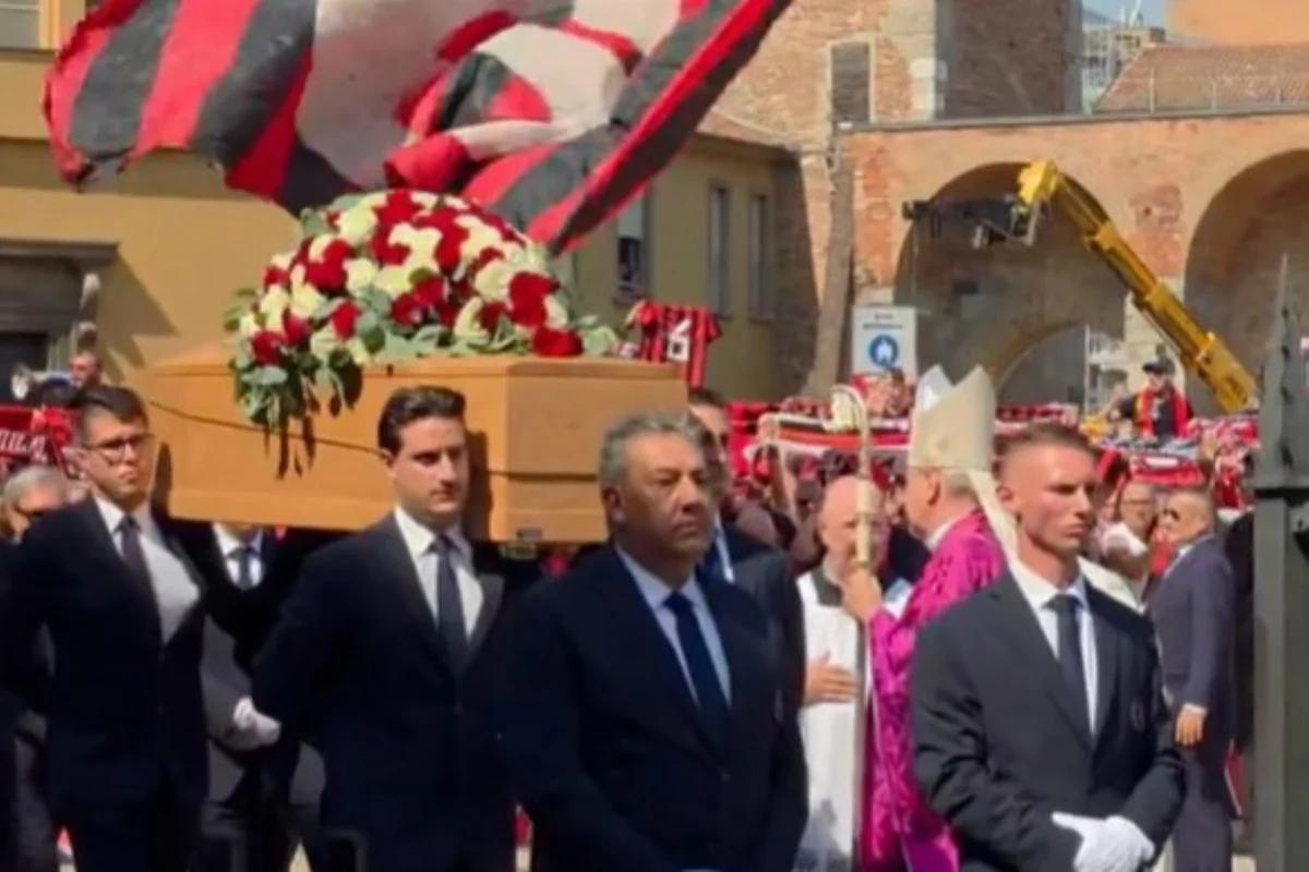 Torcedores lotam Milão para funeral de Franco Baresi. Vídeo
