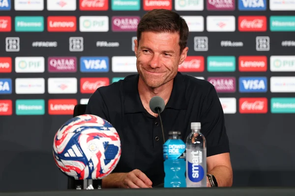 Foto colorida de Xabi Alonso, técnico do Real Madrid - Metrópoles