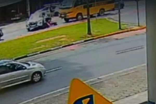Foto colorida de reprodução de câmeras de segurança que flagraram atropelamento de entregadora em Mogi das Cruzes, na Grande São Paulo.