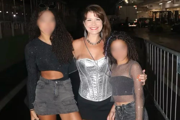 Imagem colorida de Samara Felippo e filhas