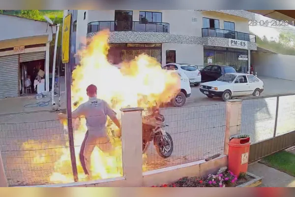 Homem ateia fogo na própria moto durante abordagem e deixa mãe ferida
