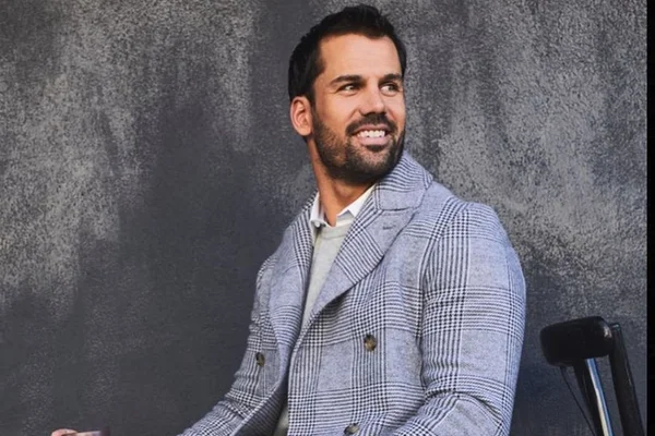 Foto colorida de Eric Decker, marido de Jessie James