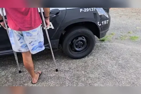 Homem é preso após agredir esposa com chute: “Foi brincadeira”