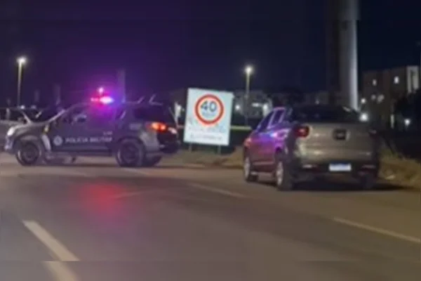 Homem rouba Hilux e é preso após fuga, tiros e acidente na DF-001