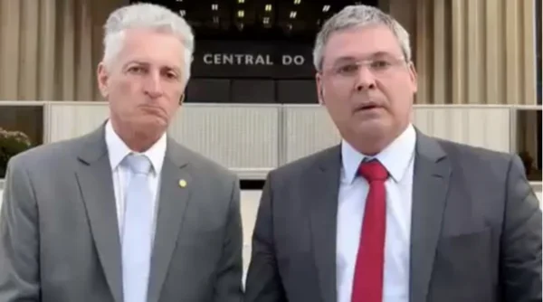 PT diz que Moraes confiscaria passaporte de Eduardo na volta ao Brasil
