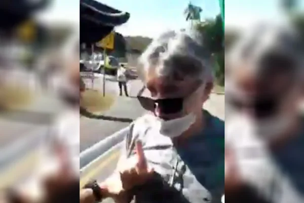 Manifestante ataca imprensa na PF em Curitiba e diz: “Vamo bagunçá”