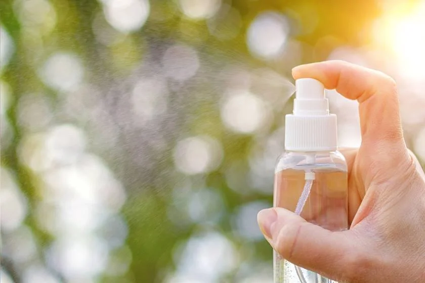 Sprays. O borrifador ajuda a espalhar o aroma por todos os locais que se deseja, para isso basta adicionar algumas gotas do óleo essencial no depósito do spray e preencher com água ou outro veículo de dissolução recomendado. Antes de usar o spray, deve-se agitar a embalagem para voltar a misturar o óleo, evitando pulverizar apenas água para o ar. Esta é uma ótima forma de purificar o ambiente ou até para utilizar no quarto de alguém que está se recuperando de uma doença, por exemplo Sprays. O borrifador ajuda a espalhar o aroma por todos os locais que se deseja, para isso basta adicionar algumas gotas do óleo essencial no depósito do spray e preencher com água ou outro veículo de dissolução recomendado. Antes de usar o spray, deve-se agitar a embalagem para voltar a misturar o óleo, evitando pulverizar apenas água para o ar. Esta é uma ótima forma de purificar o ambiente ou até para utilizar no quarto de alguém que está se recuperando de uma doença, por exemplo