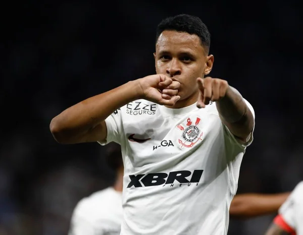 Arthur Sousa comemora gol pelo Corinthians beijando a mão