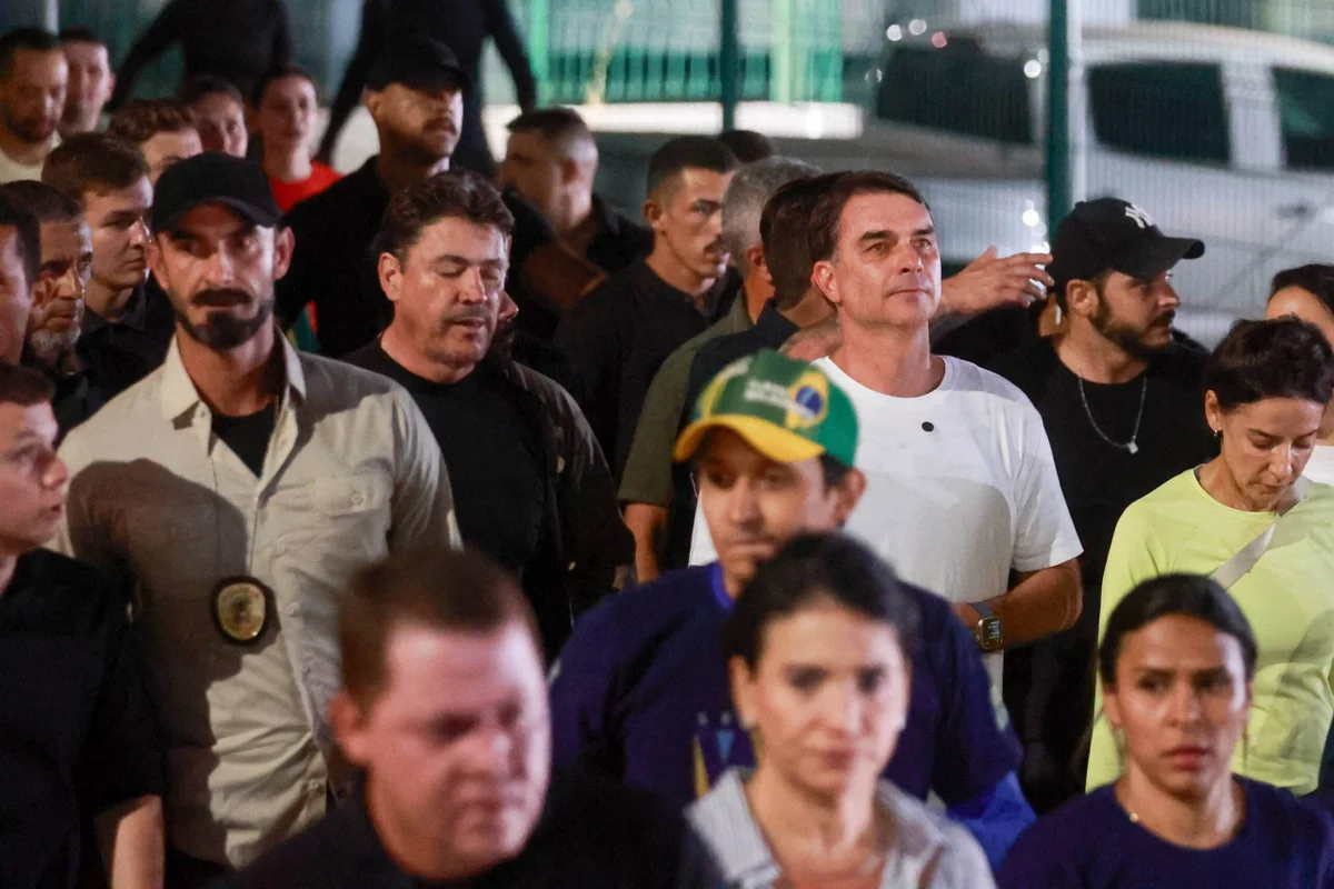 Flávio Bolsonaro durante a Romaria do Divino Pai Eterno, em Trindade (GO)