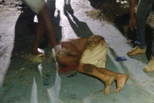 Em foto colorida homem caído no chão, em decúbito lateral, leva chute na cara - Metrópoles