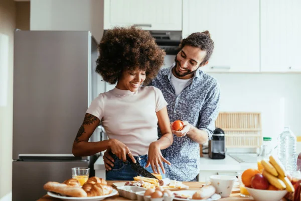 casal cozinhando junto