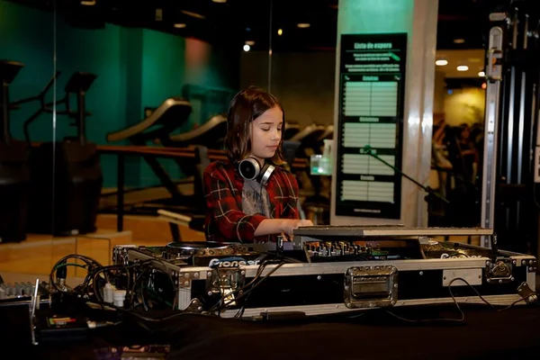 DJ Rivka rompe as fronteiras de Brasília: prodígio tocou em Vitória