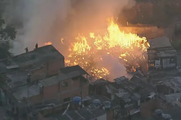 Incêndio em Osasco aconteceu no domingo e atingiu cerca de 100 famílias. Rogério Lins, o prefeito, assinou decreto para ajudar as vítimas - Metrópoles