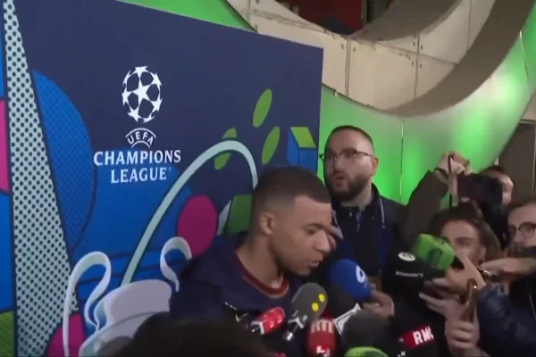 Foto colorida de Mbappé dando entrevista - Metrópoles