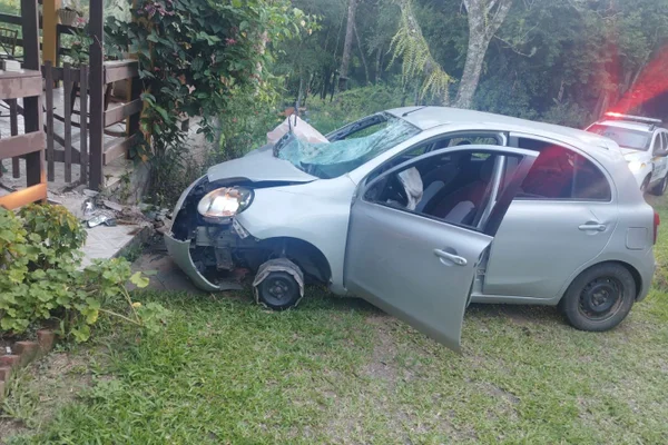 Imagem colorida mostra carro após tentativa de homicídio - Metrópoles