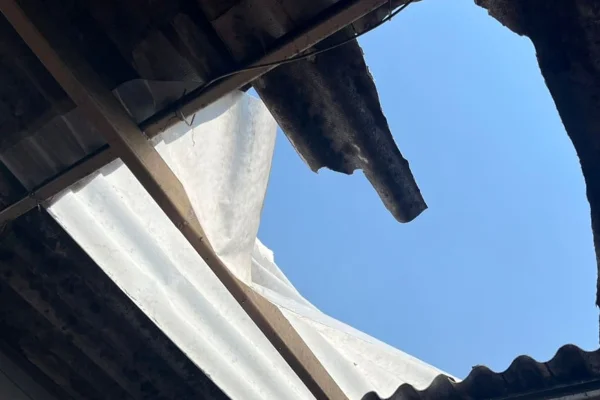 Telhado quebrado em Ceilandia, com o céu aparecendo