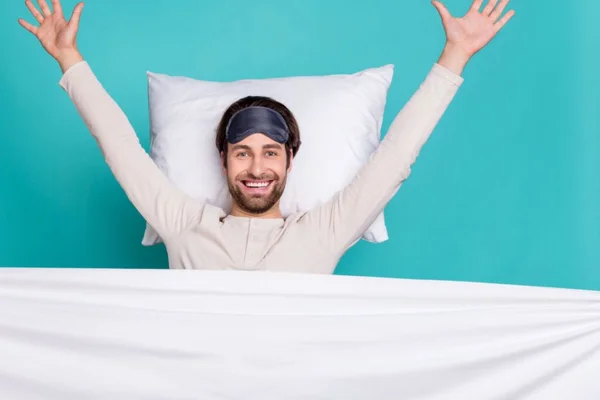homem com roupa de dormir , travesseiro e coberta