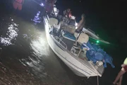 A lancha virou após colisão com árvore A lancha virou após colisão com árvore