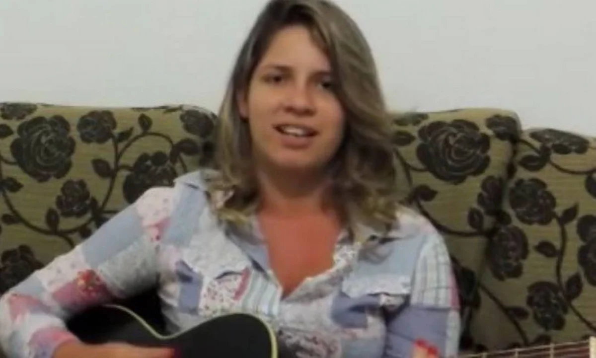 Em 2015, lançou seu EP de estreia homônimo, porém Mendonça só ganhou destaque após lançar seu primeiro DVD homônimo em 2016, que lhe concedeu certificado de tripla platina pelas 240 mil cópias vendidas Em 2015, lançou seu EP de estreia homônimo, porém Mendonça só ganhou destaque após lançar seu primeiro DVD homônimo em 2016, que lhe concedeu certificado de tripla platina pelas 240 mil cópias vendidas