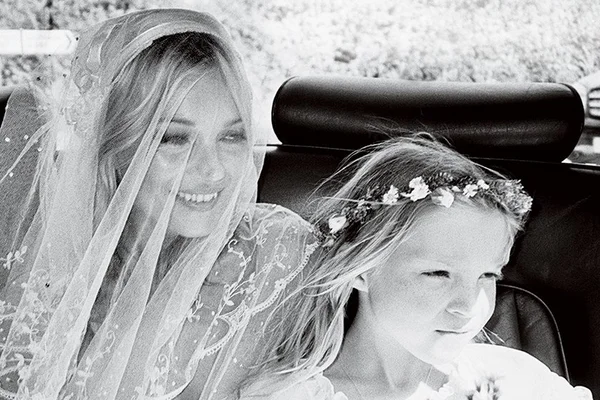 Filha de Kate Moss aparece em desfile e chama atenção de fashionistas