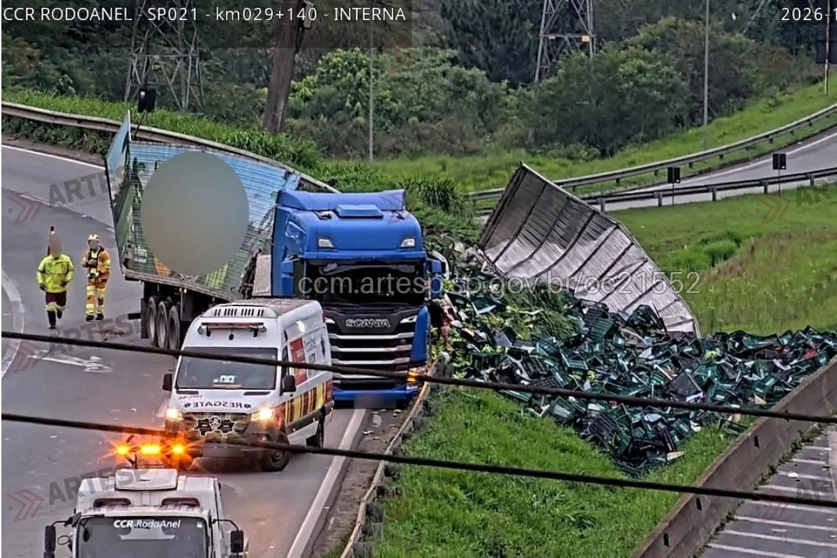 Acidente com carga de bananas interdita Rodoanel em Embu das Artes Acidente com carga de bananas interdita Rodoanel em Embu das Artes