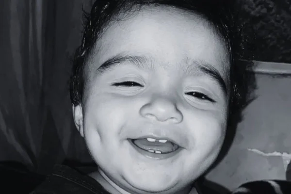 Imagem preta e branca de Yohan Gustavo, bebê de 1 ano que morreu no Guarujá após suposta negligência médica.