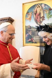 Conversa entre papa Leão XIV e rainha Camilla  Conversa entre papa Leão XIV e rainha Camilla
