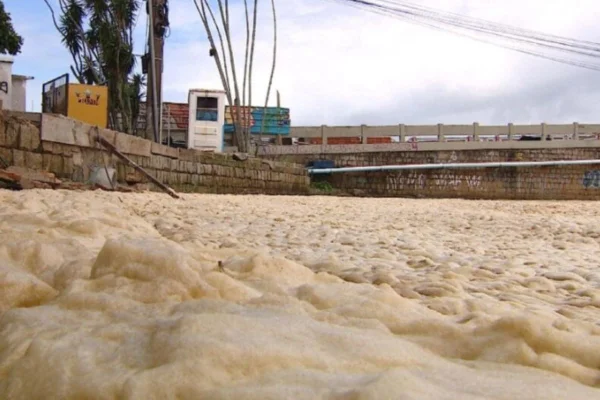 Imagem colorida de espuma que apareceu na Lagoa da Conceição - Metrópoles