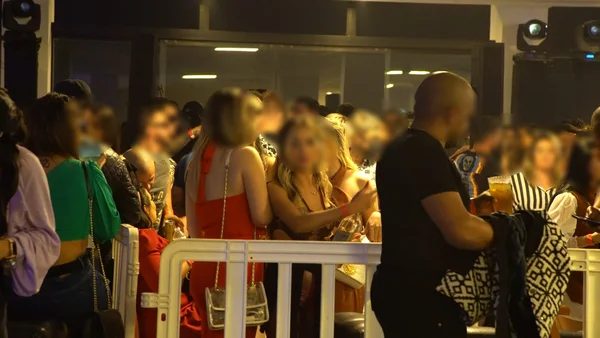 Polícia interrompe festa clandestina com 500 pessoas no litoral de SP