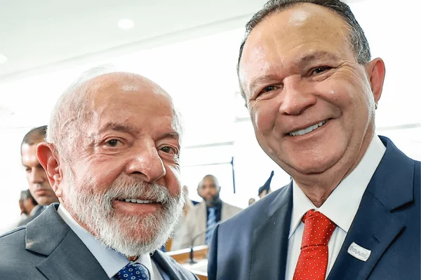 O presidente Luiz Inácio Lula da Silva ao lado do governador do Maranhão, Carlos Brandão