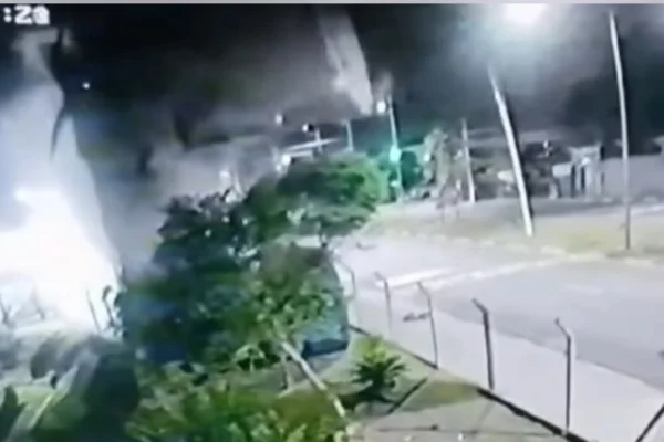 Imagem colorida de caixa d'água explodindo no interior. Metrópoles