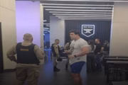 Momento em que René é preso na academia
