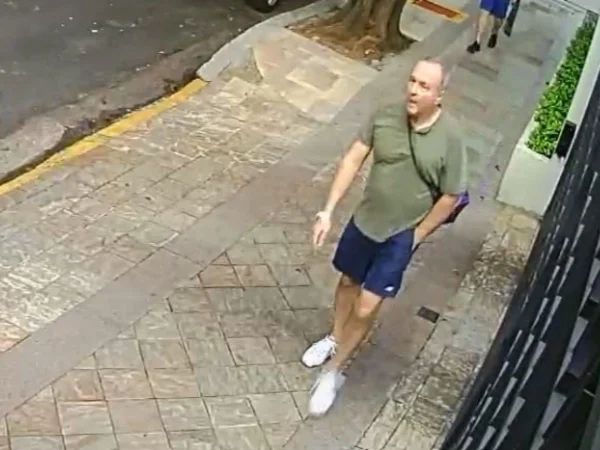 Foto colorida mostra homem de camisa polo verde musco, bermuda azul, careca e grisalho; ele é investigado pela polícia por agredir a irmã do ministro do STF Cristiano Zanin e dois cachorros - Metrópoles