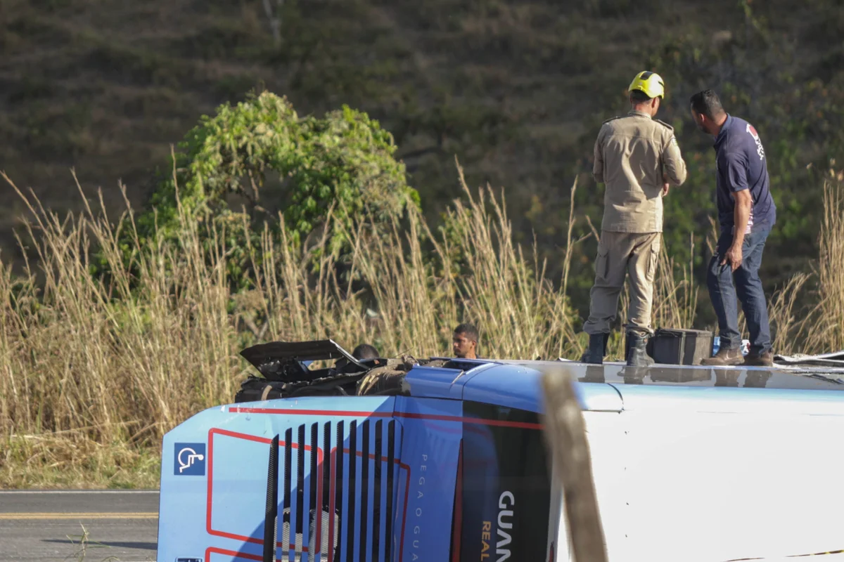 Uma carreta, dois carros e um ônibus se envolveram no acidente Uma carreta, dois carros e um ônibus se envolveram no acidente