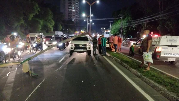 acidente carro poste manaus