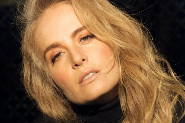 Uau! Angélica mostra pinta e sensualiza em clique de maiô
