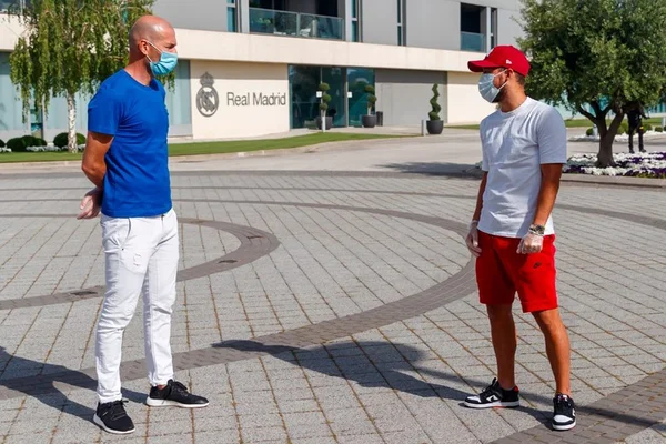 Zidane e Hazard conversam de máscara