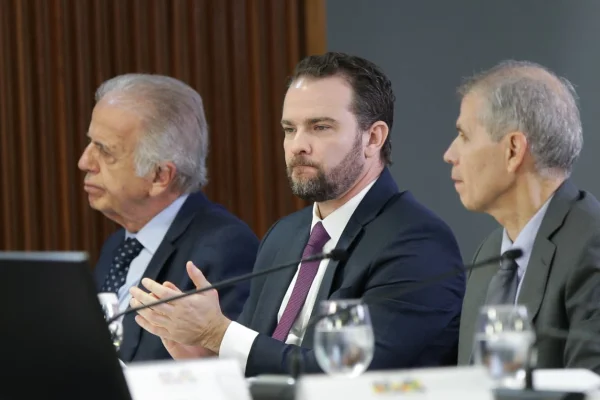 José Múcio, ministro da Defesa, Dário Durigan, ministro da Fazenda, e Sidônio Palmeira,Ministro da Secretaria de Comunicação Social da Presidência da República