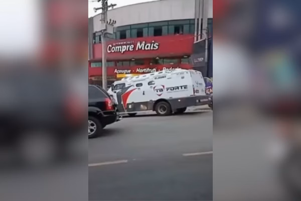 1-3378 Tiros e pânico em supermercado: veja ação de ladrões de carro-forte