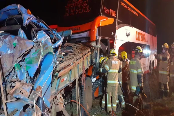 Vítimas ficam presas às ferragens em acidente entre caminhões e ônibus