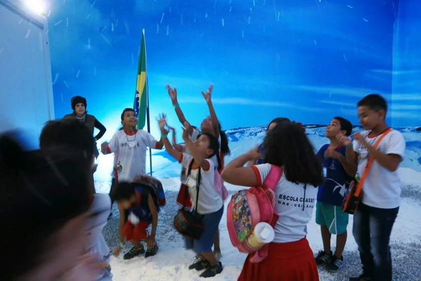 Tem até neve de mentira. As crianças se divertem bastante e a concorrência para conhecer a Estação é grande Tem até neve de mentira. As crianças se divertem bastante e a concorrência para conhecer a Estação é grande