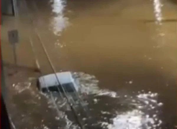 Imagem de carro submerso em alagamento - Metrópoles