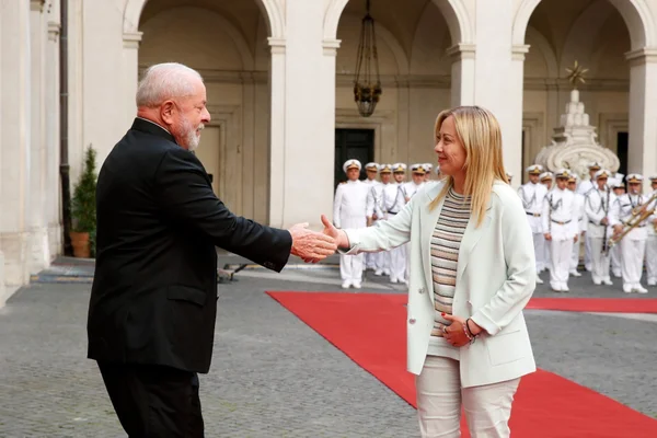 Imagem colorida mostra Lula e premier da Itália - Metrópoles