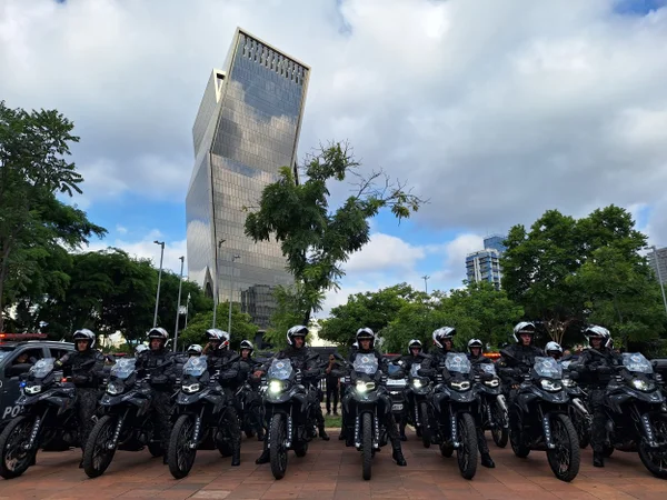 Imagem mostra motocicletas com homens fardados - Metrópoles