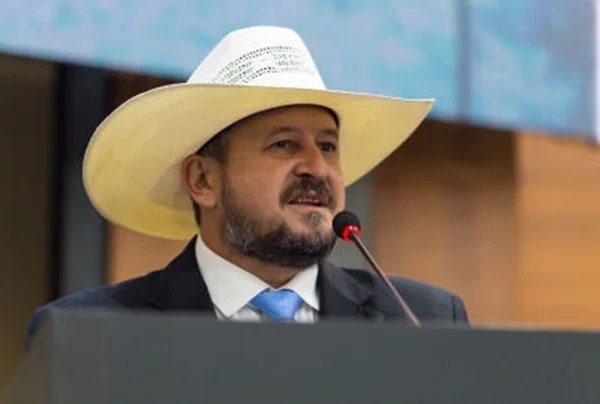 Deputado bolsonarista defende homofobia: “É escolha, como ser gay”