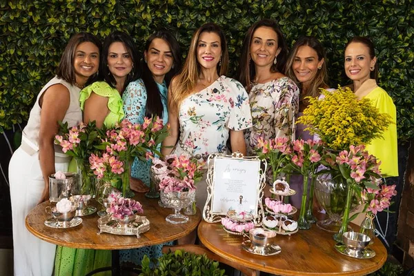 Grupo de amigas 5ª Série B festeja aniversário no Zaytona Mini Market