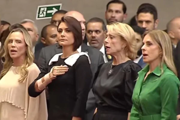 Esposa de Moraes e Michelle Bolsonaro lado a lado em posse no TSE