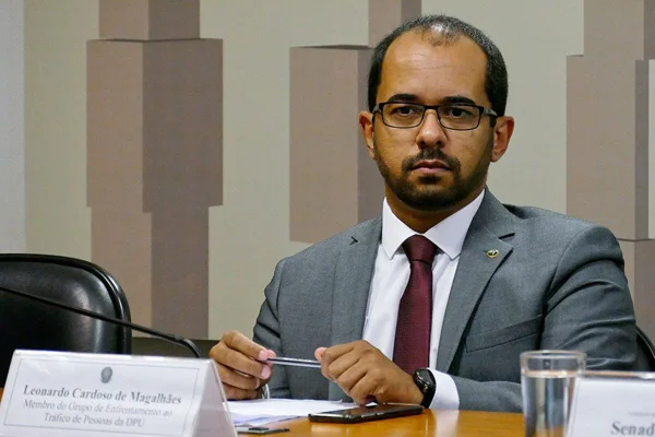 Foto colorida de Leonardo Magalhães, DPU, na CCJ do Senado - Metrópoles