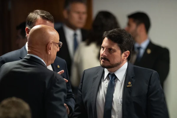 O senador Marcos do Val, que foi alvo de mandados de busca e apreensão da Polícia Federal na última quinta-feira2
